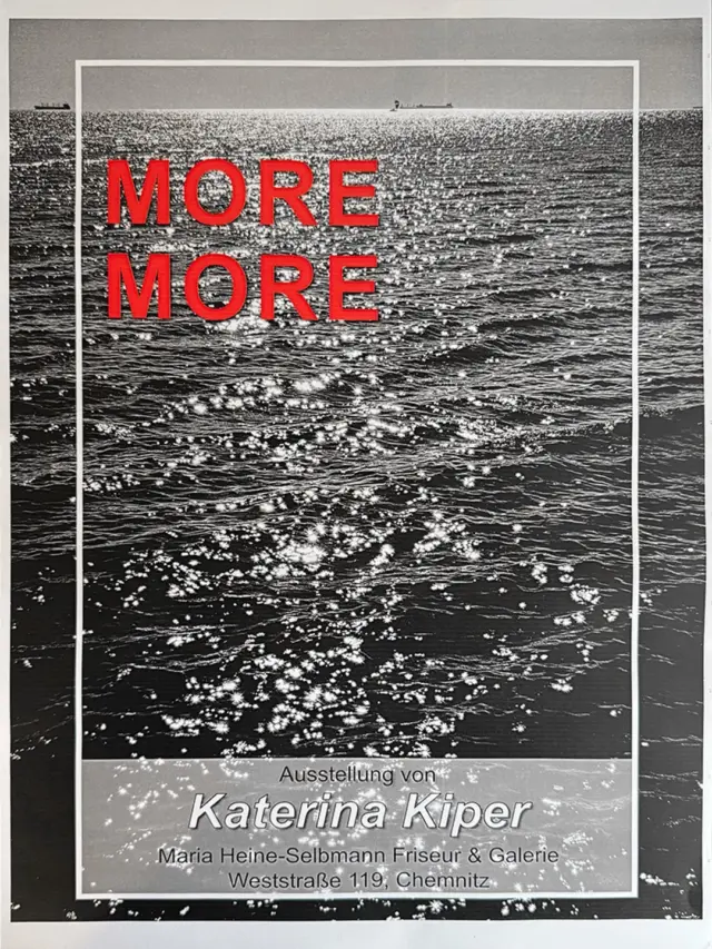 Die Ausstellung MORE MORE von Katerina Kiper ist neu bei uns im Salon zu sehen.
Katerina kommt ursprünglich aus Odessa, Ukraine. Die Fotografie begleitet sie seit ihrer Kindheit. Zuerst stand sie vor der Kamera, jetzt erschafft sie selbst Geschichten durch die Linse.