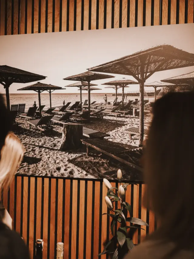 Was für ein besonderer Abend✨
Die Finissage der Künstlerin @katerinakiper_photography und gleichzeitig das 5-jährige Jubiläum unseres Salons @mhs_friseur – voller schöner Begegnungen, Gespräche und gemeinsamer Momente. 
Danke an alle, die da waren, mit uns gefeiert, gelacht und diesen Moment geteilt haben.🥰
Auf viele weitere Jahre! 🥂
Fotos: @pxcyq_ 
#kunst #friseur #chemnitz