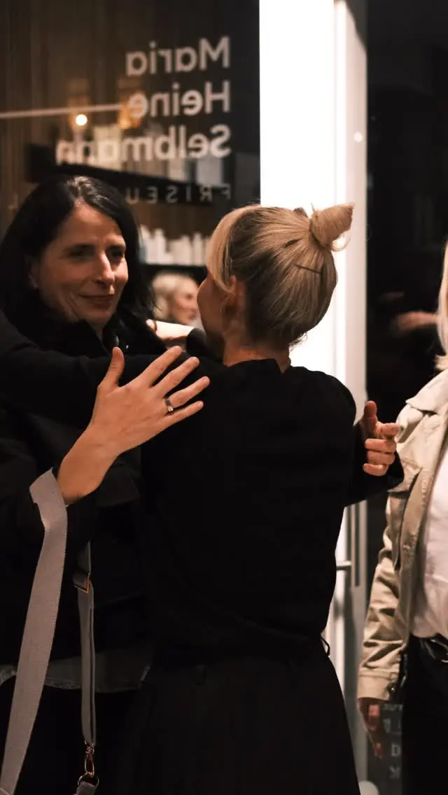 Was für ein besonderer Abend! ✨
Unsere Finissage und gleichzeitig unser 5 jähriges Jubiläum – voller Kunst, Begegnungen und schöner Momente. Danke an alle, die mit uns gefeiert haben. 📷🥂
Und wir haben schon die nächste Ankündigung:
Am 05.05.2026 findet die nächste Vernissage mit Kunst eines jungen Talentes statt. 
Weitere Infos folgen – bleibt gespannt! 👀
🎥 @pxcyq_ 
#chemnitz #friseur #kunst #vernissage #event