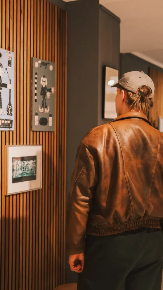 Ganz anders als beim ersten Mal und doch wieder ein Abend voller Kunst, inspirierender Gespräche,  Austausch und Freude.
Das war die Vernissage von @zampanossi und @studio09126 
Es war toll, dass ihr so zahlreich erschienen seid und wir freuen uns auf den nächsten gemeinsamen Abend mit euch! 
✨Save the Date: 07 | 07 | 2026 ab 19 Uhr 
Foto & Video: @pxcyq_ 
#chemnitz #kunst #ausstellung #friseur #event