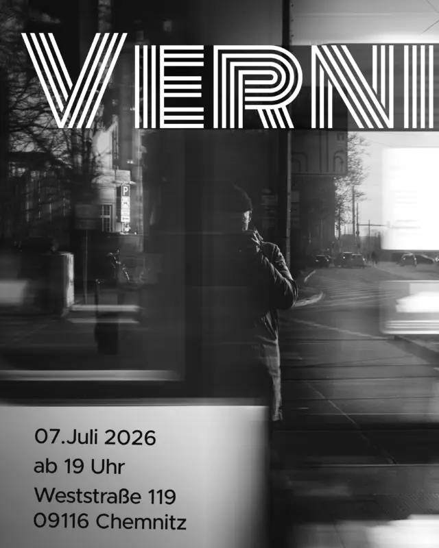 Einladung zur Vernissage – Silent Opening 
Wir laden euch herzlich zur Eröffnung unserer neuen Ausstellung ein.
Unter dem Motto „Silent Opening – Mehr Raum für Neurodiversität“ gestalten wir die Vernissage bewusst in einer ruhigen, entspannten Atmosphäre.
Jeder Mensch nimmt Räume auf unterschiedliche Weise wahr und erlebt sie individuell. Neurodivergente Menschen – beispielsweise Menschen mit Autismus oder ADHS – stehen dabei häufig vor besonderen Herausforderungen. Mit dieser Ausstellung möchten wir diesen unterschiedlichen Bedürfnissen Raum geben und Neurodiversität sichtbar machen.
Freut euch auf Fotografien in einer achtsamen Umgebung – ohne Hektik, ohne laute Inszenierung, ohne Druck. Stattdessen erwarten euch Zeit zum Ankommen, zum Entdecken und für persönliche Begegnungen in entspannter Atmosphäre.
#vernissage #fotografie
Wir freuen uns darauf, diesen besonderen Moment gemeinsam mit euch zu erleben!
📅 07.07.2026
🕖 ab 19 Uhr
📍 Weststr. 119, 09116 Chemnitz
@mhs_friseur